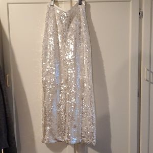 Brand new white Zara sequined skirt. Perfect for t